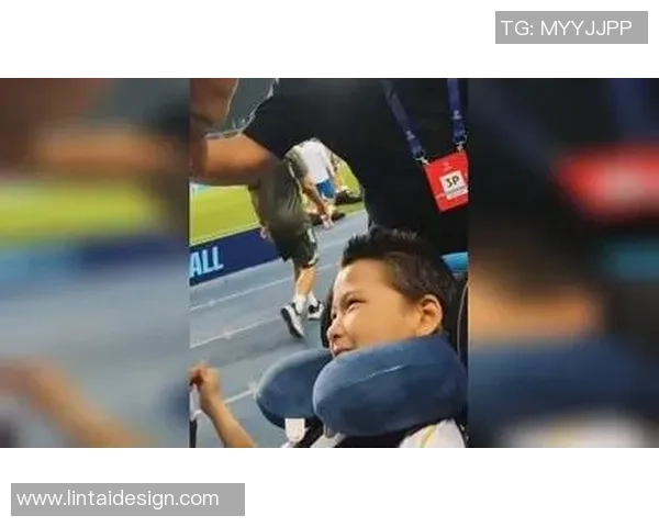 足球明星携手残疾球迷共筑梦想场景传递温暖与希望